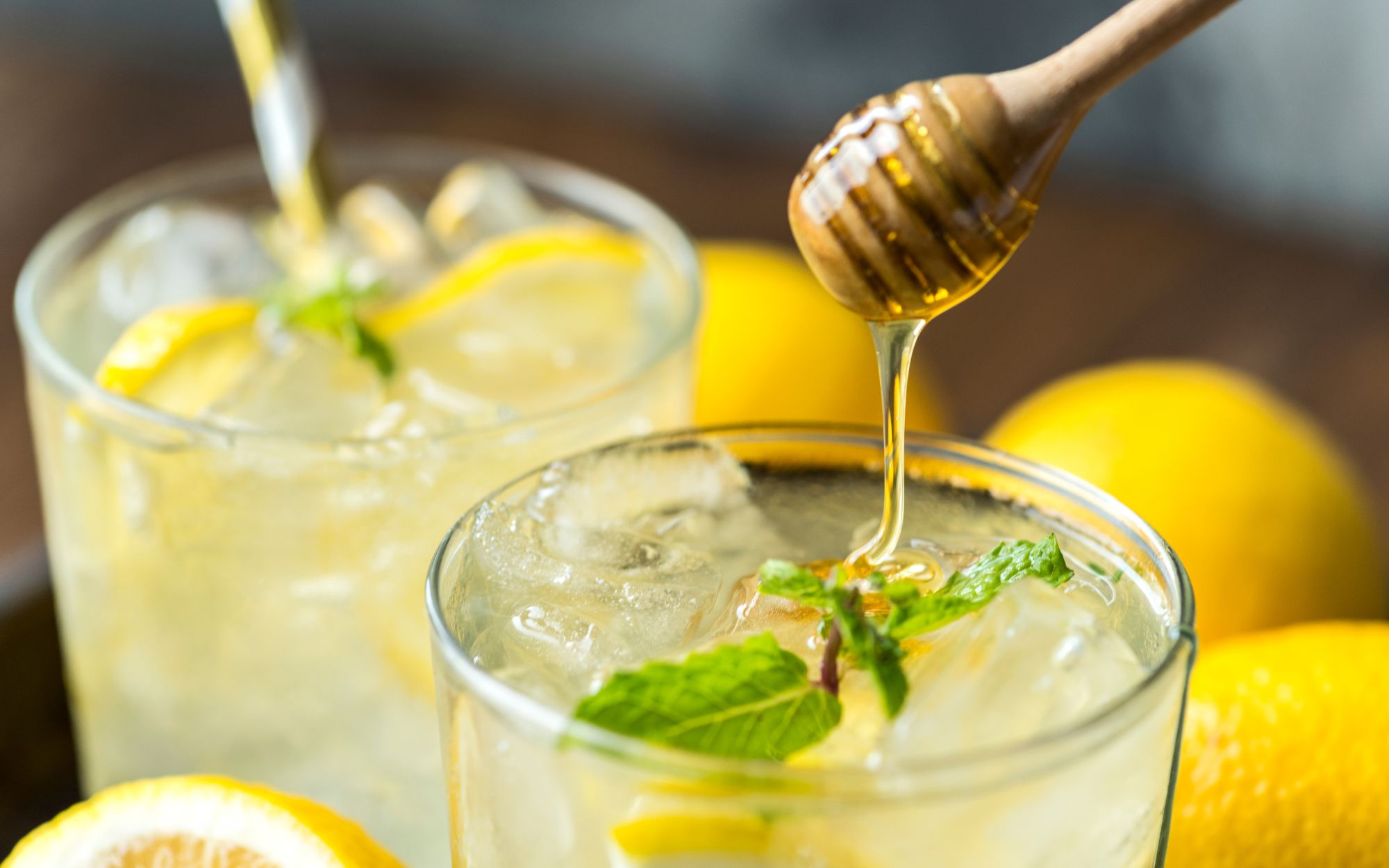 Letní osvěžení: Domácí medové limonády a ledové čaje